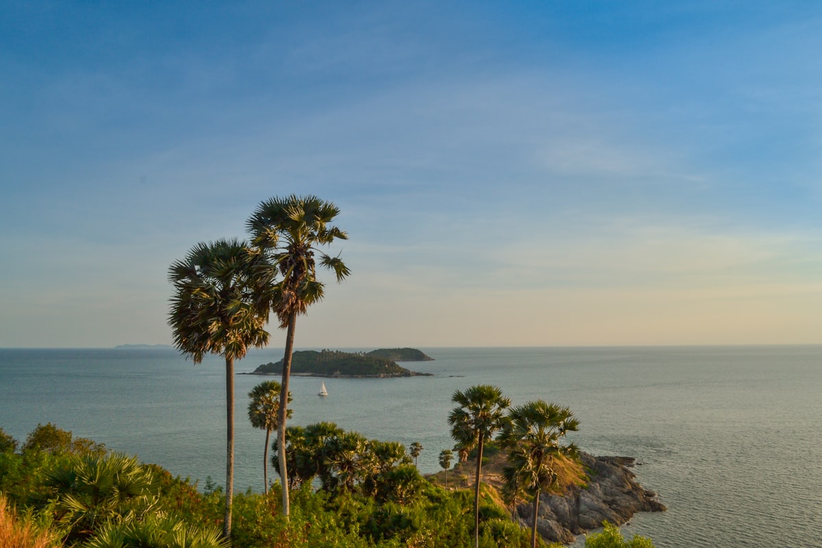 หาดภูเก็ตที่งดงามพร้อมน้ำทะเลสีเทอร์ควอยซ์